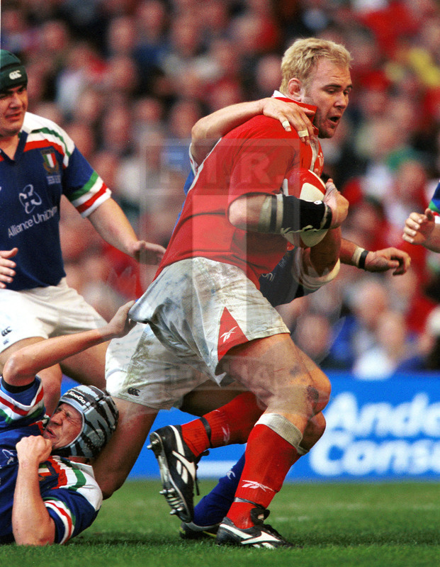 Lloyds TSB Sei Nazioni 2000, Round 2, Cardiff, Millennium Stadium 19/02/2000, Galles v Italia, Scott Quinnell trattenuto da terra da Andrea Gritti. Foto Daniele Resini/Fotosportit