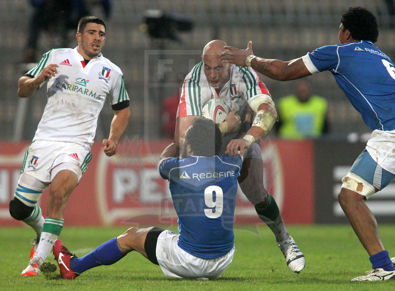 Cariparma test match 2014, Ascoli Piceno 08/11/2014, Italia v Samoa, Sergio Parisse fermato da Fotuli\