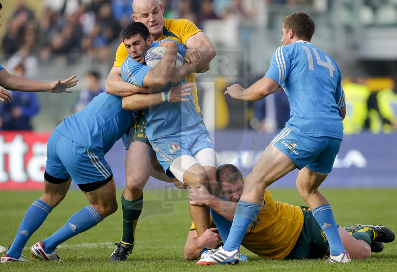 Cariparma Test Match 2013, Torino, Stadio Olimpico, 9-11-2013, Italia v Australia. Edoardo Gori viene placcato da James Slipper (a terra) e Stephen Moore. Foto Roberto Bregani