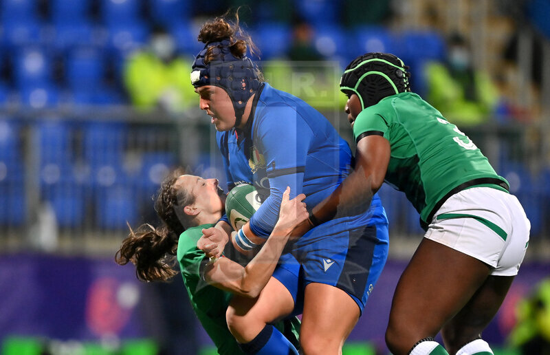 Sei Nazioni 2020 Donne, Round 4, Dublino, Donnibrook, Energia Park 24/10/2020, Irlanda Donne v Italia Donne, Melissa Bettoni contrastata da Hannah Tyrrell e Linda Djougang. Foto Brendan Moran/Fotosportit