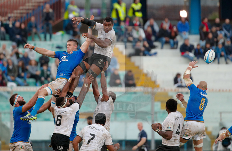 Credit Agricole Cariparma Test Match 2017, Catania, Stadio Massimino, 11-11-2017, Italia v Fiji. Abraham Steyn, Nemani Nagusa e Sergio Parisse in touche. Foto: Roberto Bregani / Fotosportit