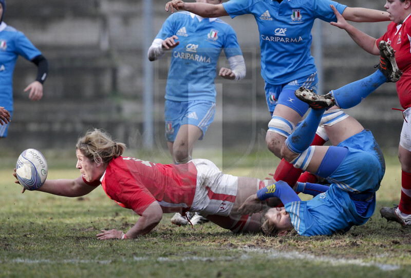 RBS 6 Nazioni Femminile 2013, Benevento, Campo Pace Vecchia, 24-02-2013, Italia v Galles. Un off-load di Gemma Hallett sul placcaggio di Cristina Molic