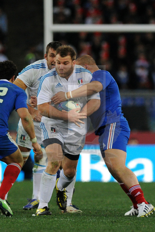 Lorenzo Cittadini contrastato dai giocatori francesi