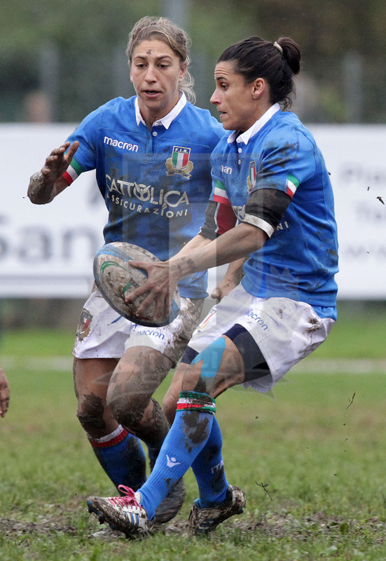Cattolica Test Match Donne, Prato, stadio Chersoni 25/11/2018, Italia Donne v Sudafrica Donne, Sara Barattin muove palla su Sofia Stefan. Foto Daniele Resini/Fotosportit