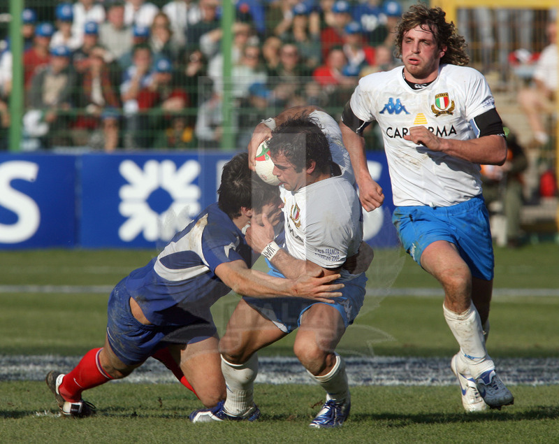 Sei Nazioni 2007, Roma, stadio Flaminio 03/02/2007, Italia v Francia, Gonzalo Canale portato a terra. Accorre Mirco Bergamasco. Foto Daniele Resini/Fotosportit