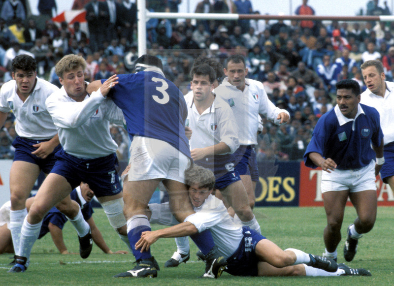 Rugby World Cup 1995, Pool B, East London, Basil Kenyon 27/05/1995, Italia v Western Samoa, Diego Dominguez placca basso Peter Fatialofa, pilone e capitano di Samoa. Julin Gardner lo prende alto. Troncon e Arancio accorrono. Foto Daniele Resini/Fotosportit