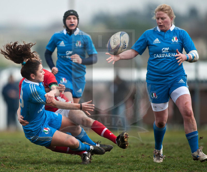 RBS 6 Nazioni Femminile 2013, Benevento, Campo Pace Vecchia, 24-02-2013, Italia v Galles. Un offload di Maria Grazia Cioffi.