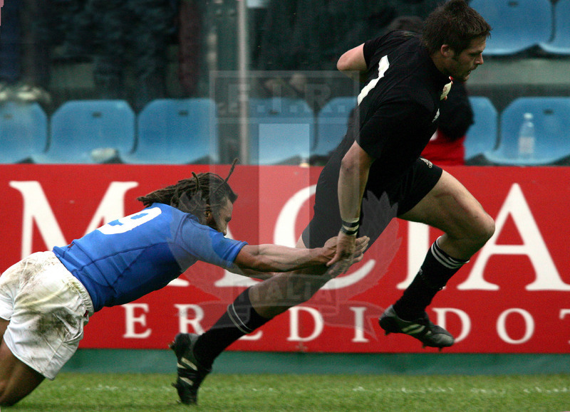 Jaguar Test match 2004, Roma, stadio Flaminio 13/11/2004, Italia v Nuova Zelanda, Richie McCaw sfugge a Paul Griffen. Foto Daniele Resini/Fotosportit