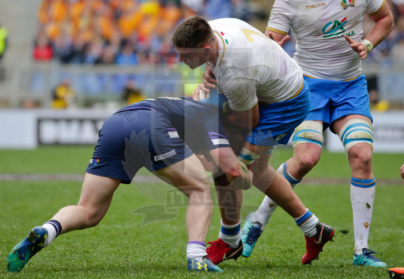 Natwest Sei Nazioni 2018, Roma, Stadio Olimpico, 17/03/2018, Italia v Scozia. Jake Polliedri placcato da Nick Grigg. Foto: Roberto Bregani/Fotosportit