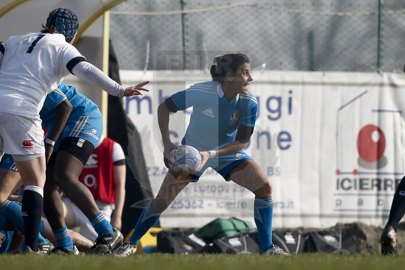RBS 6 Nazioni Femminile 2014, Rovato (BS), Stadio Giulio e Silvio Pagani, 16-03-2014, Italia v Inghilterra. Sara Barattin apre palla. Foto: Roberto Bregani