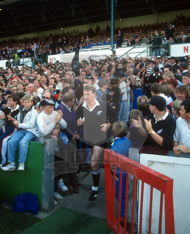 Rugby World Cup 1991, Pool 1, Leicester, Welfor Road 1310/1991, Italia v Nuova Zelanda, John Kirwan. entra sul terreno di gioco. Foto Daniele Resini/Fotosportit