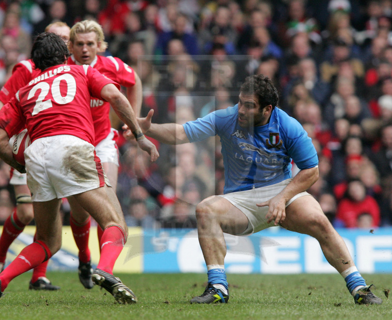 Rbs Sei Nazioni 2006, Round 3, Cardiff, Millennium Stadium 11/03/2006, Galle v Italia, Totò Perugini difende. Foto Daniele Resini/Fotosportit