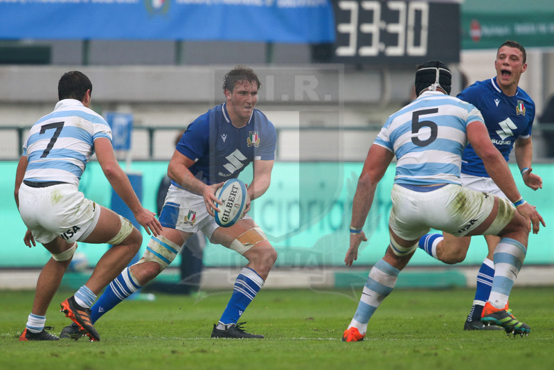 Autumn Nations Series 2021, Treviso, Stadio di Monigo, 13-11-2021, Italia vs Argentina. Michele Lamaro attacca Tomas Lavanini e Juan Martin Gonzalez (s). Foto: Roberto Bregani/Fotosportit