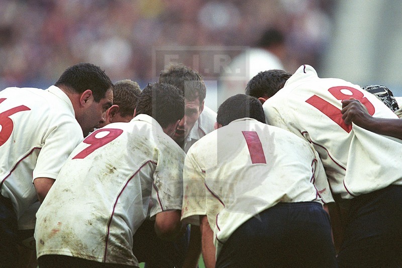 Sei Nazioni 2002, Parigi, Stade de France 2002/02/02, Olivier Magne incita i suoi in cerchio. Foto Daniele Resini/Fotosportit