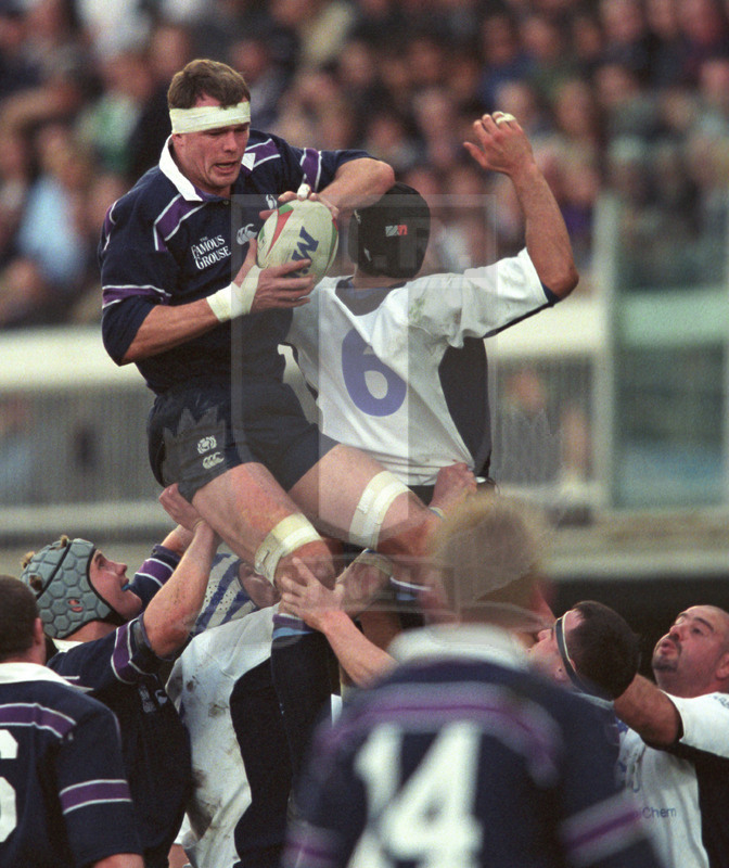 Rbs Sei Nazioni 2002, Roma, stadio Flaminio 16/02/2002, Italia v Scozia, Grimes conquista touche su Bortolami. Foto Daniele Resini/Fotosportit