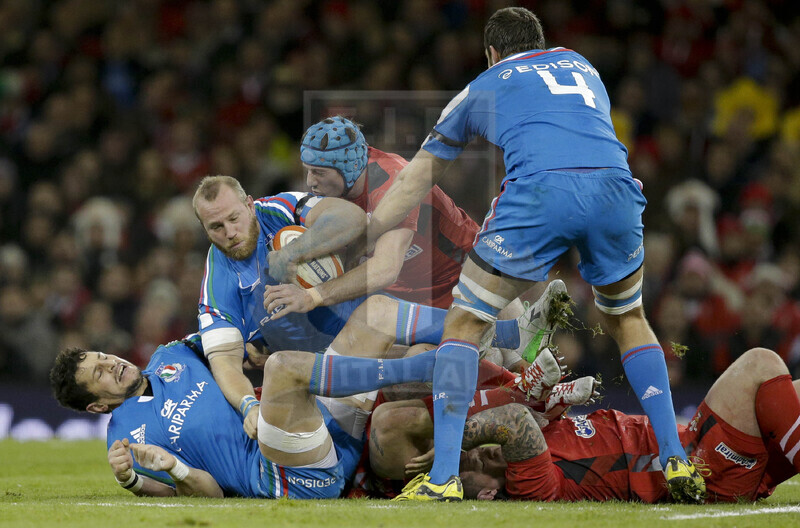 RBS 6 Nazioni 2014, Cardiff, Millennium Stadium, 1/02/2014, Galles v Italia. Leonardo Ghiraldini e Alessandro Zanni portati a terra. Foto: Roberto Bregani