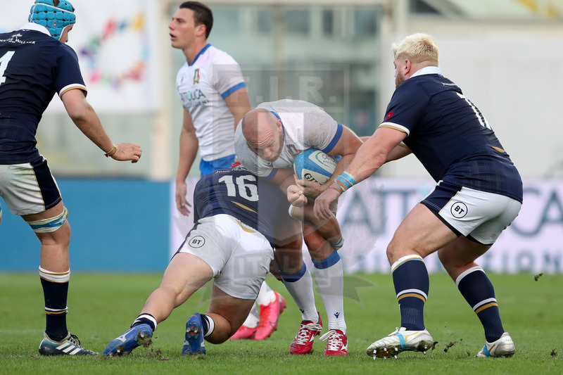 Autumn Nations Cup 2020, Round 1, Firenze, Stadio Artemio Franchi, 14/11/2020, Italia v Scozia. Una carica di Leonardo Ghilardini su George Turner. Foto Roberto Bregani/Fotosportit