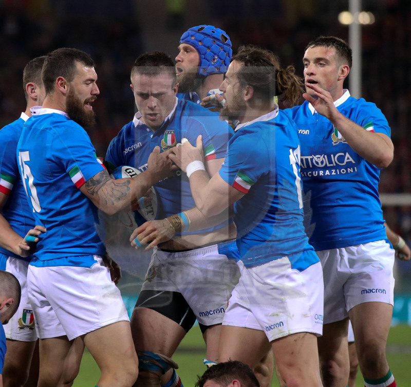 Guinness Sei Nazioni 2016, Round 2, Roma, Stadio Olimpico, 9/02/2019, Italia v Galles. Abraham Steyn festeggiato da Jarden Hayward e Michele Campagnaro. Foto Roberto Bregani/Fotosportit