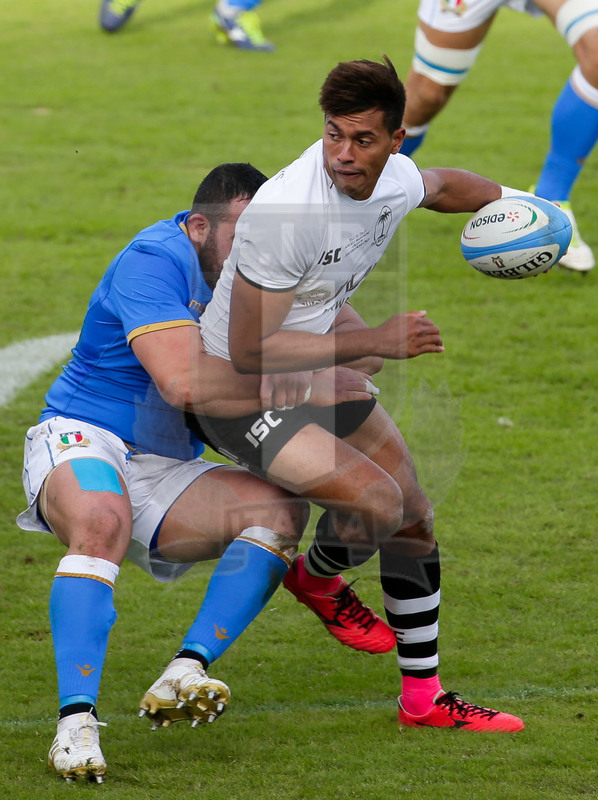 Credit Agricole Cariparma Test Match 2017, Catania, Stadio Massimino, 11-11-2017, Italia v Fiji. Ben Volavola placcato da Simone Ferrari. Foto: Roberto Bregani / Fotosportit