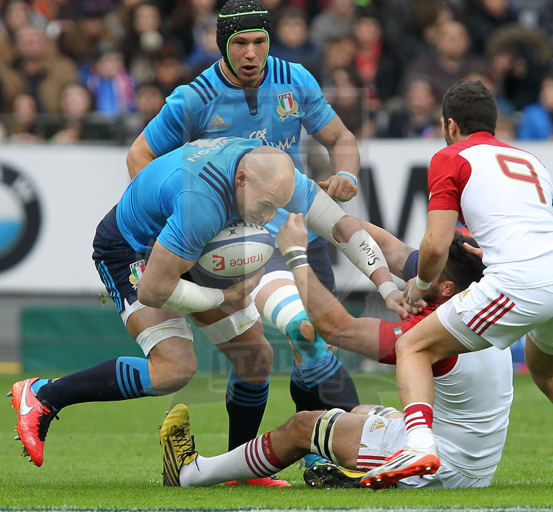 Rbs Sei Nazioni 2016, round 1, Parigi, Stade de France 06/02/2016, Francia v Italia, Sergio Parisse contrastato. Minto accorre. Foto Daniele Resini/Fotosportit