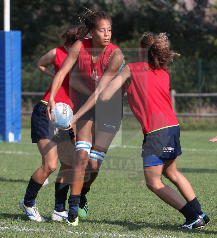 Raduno Nazionale Italiana Donne, Parma, Cittadella del Rugby 13/09/2020, Giulia Cavina tenta un riciclo. Foto Daniele Resini/Fotosportit