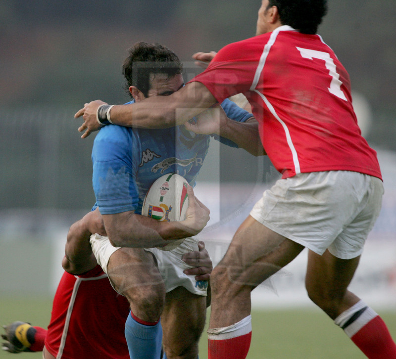 Test match 2005, Prato, stadio Chersoni 12/11/2005, Italia v Tonga, Gonzalo Canale preso alto da Vaki. Foto Daniele Resini/Fotosportit