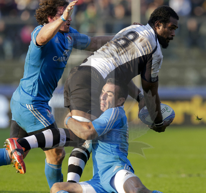 Cariparma Test Match 2013, Cremona, Stadio Zini, 16-11-2013, Italia v Fiji. Sakiusa MATADIGO viene placcato da Luciano Oquera Foto Roberto Bregani / Fotosportit