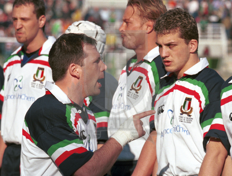 Lloyds TSB Sei Nazioni 2000, Round 1, Roma, stadio Flaminio 05/02/2000, Italia v Scozia, Alessandro Troncon incita gli Azzurri. Foto Daniele Resini/Fotosportit