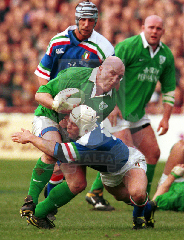 Lloyds TSB Sei Nazioni 2000, Round 3, Dublino, Lansdowne Road 04/03/2000, Irlanda v Italia, Keith Wood placcato da Alessandro Troncon. Foto Daniele Resini/Fotosportit