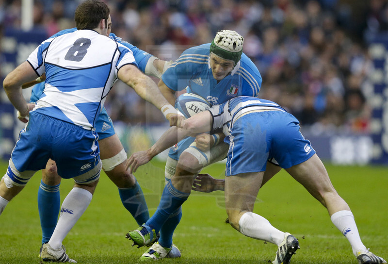 RBS 6 Nazioni 2013, Edimburgo, Murrayfield Stadium, 9-02-2013, Scozia v Italia. Una carica di Minto