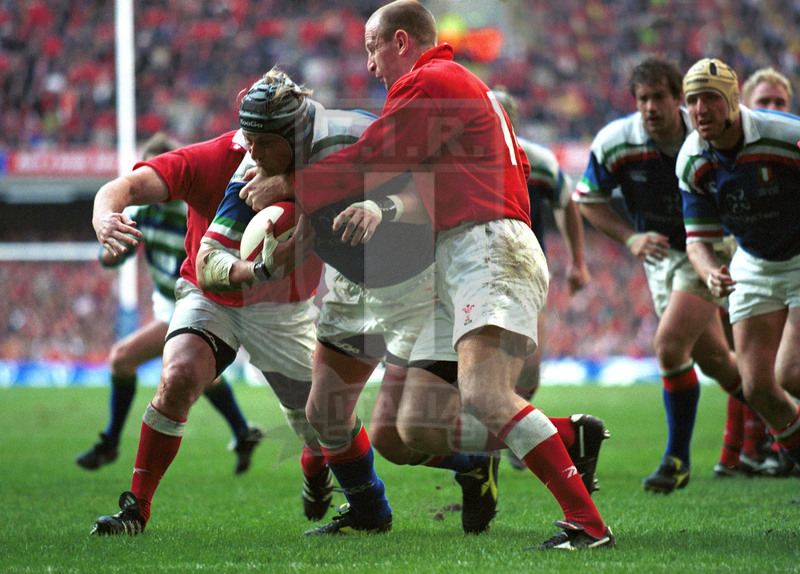 Lloyds TSB Sei Nazioni 2000, Round 2, Cardiff, Millennium Stadium 19/02/2000, Galles v Italia, la carica di Wim Visser verso la meta, trattenuto da Gareth Thomas. Foto Daniele Resini/Fotosportit