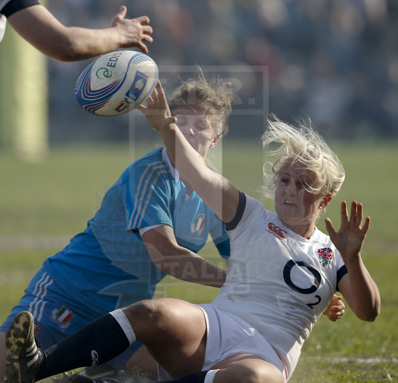 RBS 6 Nazioni Femminile 2014, Rovato (BS), Stadio Giulio e Silvio Pagani, 16-03-2014, Italia v Inghilterra. Ogg load di Victoria Fleetwood sul placcaggio di Alice Trevisan. Foto: Roberto Bregani
