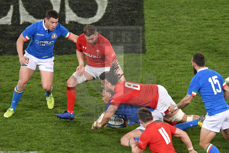 Guinness Sei Nazioni 2019, Round 2, Roma, Stadio Olimpico 09/02/2019, Italia v Galles, Parisse portato a terra da Navidi. Foto Andrea Staccioli / Resini / Insidefoto