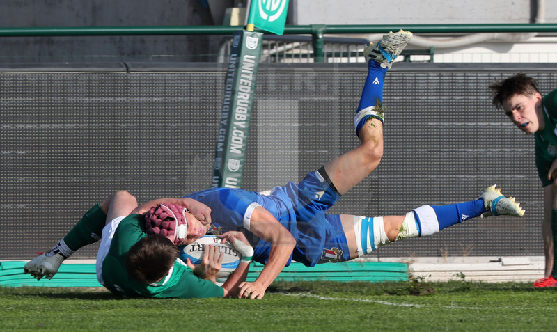 Test match U18, Trviso, stadio di Monigo, Italia U18 v Irlanda U18, Lorenzo Casilio, lanciato in meta, preso al collo e tenuto alto: l\