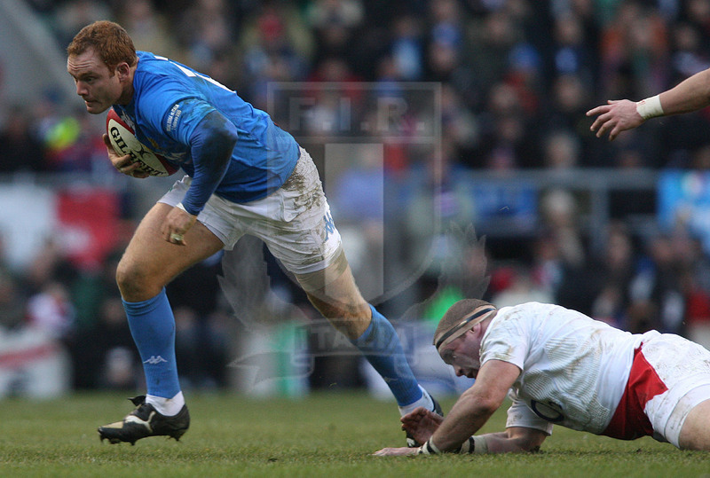 Rbs Sei Nazioni 2009, Londra, Twickenham 07/02/2009, Inghilterra v Italia, Gonzalo Garcia sfugge a Phil Vickery. Foto Daniele Resini/Fotosportit