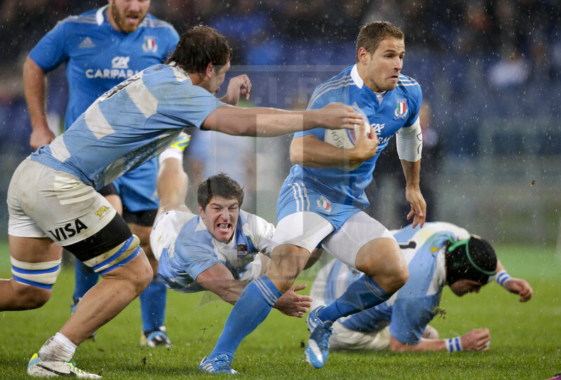 Cariparma Test Match 2013, Roma, Stadio Olimpico, 23-11-2013, Italia v Argentina. Un attacco di Tobias Botes, che verrà fermato a due metri dalla linea di meta Foto Roberto Bregani / Fotosportit