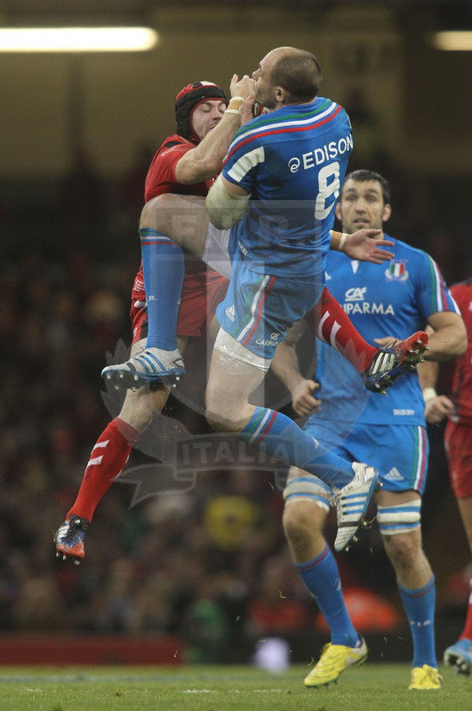 Sei Nazioni 2014, Cardiff. Millennium Stadium, 01/02/2014. Galles v Italia, Sergio Parisse in presa aerea. Foto Daniele Resini/Fotosportit