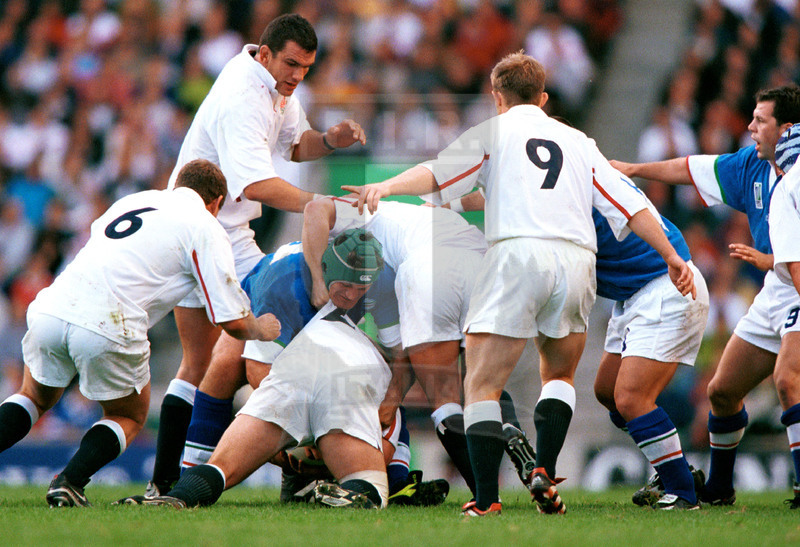 Rugby World Cup 1999, Pool B, Londra, Twickenham 02/10/1999, Inghilterra v Italia, Franco Properzi maltrattato dalla difesa inglese. Foto Daniele Resini/Fotosportit