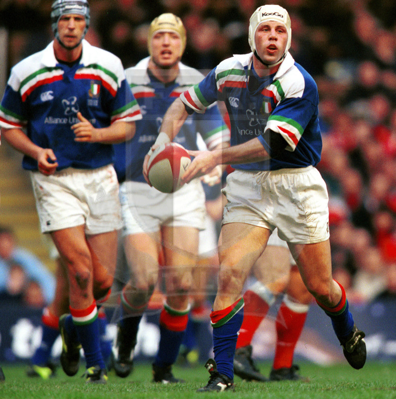 Lloyds TSB Sei Nazioni 2000, Round 2, Cardiff, Millennium Stadium 19/02/2000, Galles v Italia, Alessandro Troncon muove palla con Gritti e Lanzi in sostegno. Foto Daniele Resini/Fotosportit