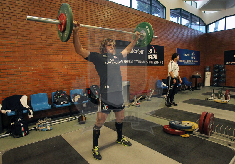 Raduno Sei Nazioni 2014, Roma, impianti Coni, 21/01/2014, allenamento della Nazionale, trequarti in palestra, Mirco Bergamasco e il preparatore atletico Giovanni Sanguin.