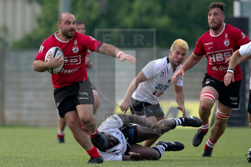 Rugby, Finale Serie A, Piacenza, Stadio Beltrametti, 9/06/2019, SITAV Lyons Piacenza v HSB Rugby Colorno. Matteo Canni supera Nourou Abdoul Bance. Foto Roberto Bregani/Fotosportit.