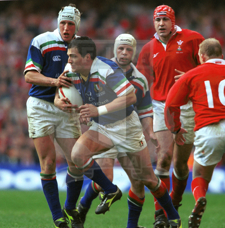 Lloyds TSB Sei Nazioni 2000, Round 2, Cardiff, Millennium Stadium 19/02/2000, Galles v Italia, Denis Dallan con Troncon e Bergamasco in sostegno. Foto Daniele Resini/Fotosportit