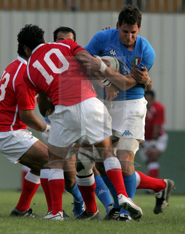 Test match 2005, Prato, stadio Chersoni 12/11/2005, Italia v Tonga, Josh Sole impatta su tre avversari. Apikotoa contende palla. Foto Daniele Resini/Fotosportit