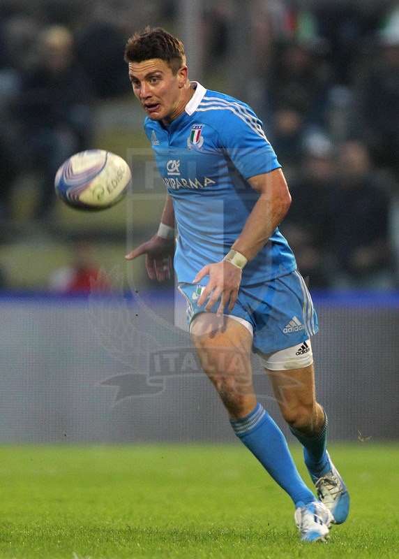 Cariparma Test Match 2013, Cremona 16/11/2013, Italia v Fiji, Tommaso Iannone passa palla.