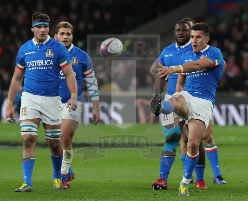 Guinness Sei Nazioni 2019, Round 4, Londra, Twickenham 09/03/2019, Inghilterra v Italia, Tommaso Allan al calcio tattico circondato dagli avanti azzurri. Foto Daniele Resini/Fotosportit