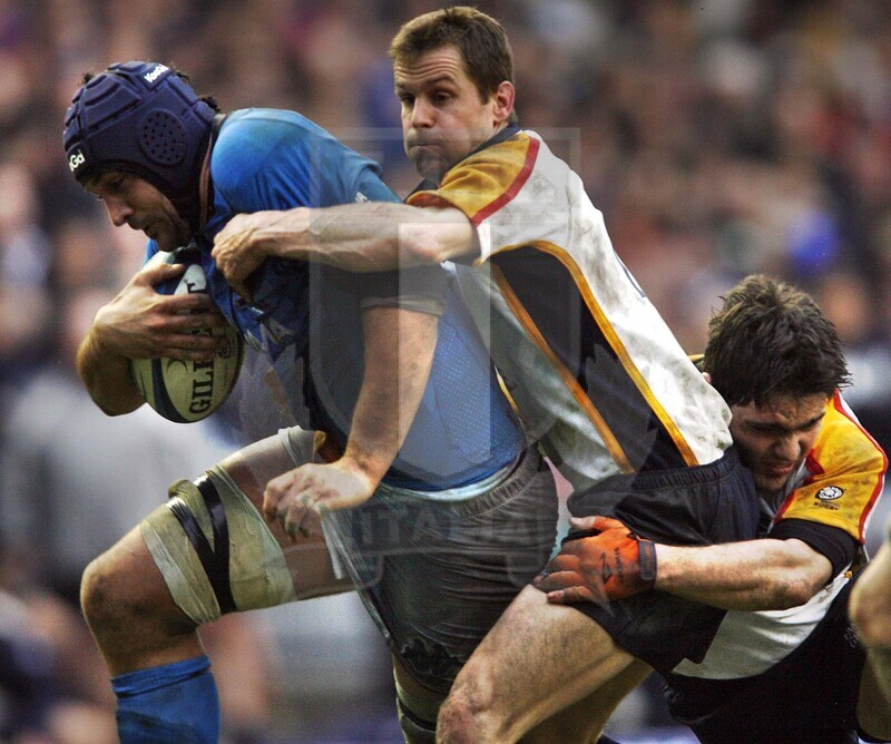 Rbs Sei Nazioni 2007, Edimburgo, Murrayfield 24/02/2007, Scozia v Italia, Marco Bortolami placcato da Chris Paterson. Foto Daniele Resini/Fotosportit