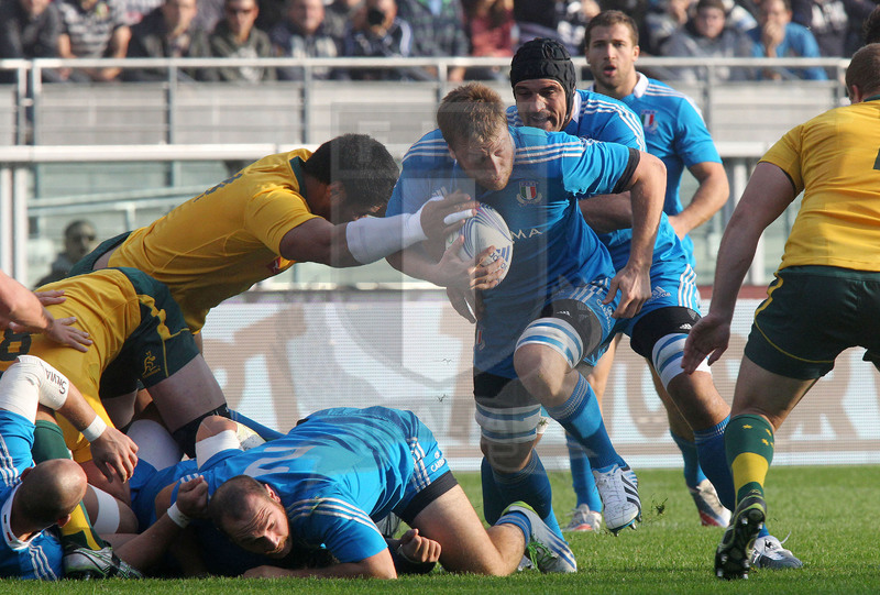 Cariparma test match 2013, Torino, stadio Olimpico, 9 novembre 2013, Italia v Australia, Antonio Pavanello con Bortolami in sostegno. A terra, Giazzon.