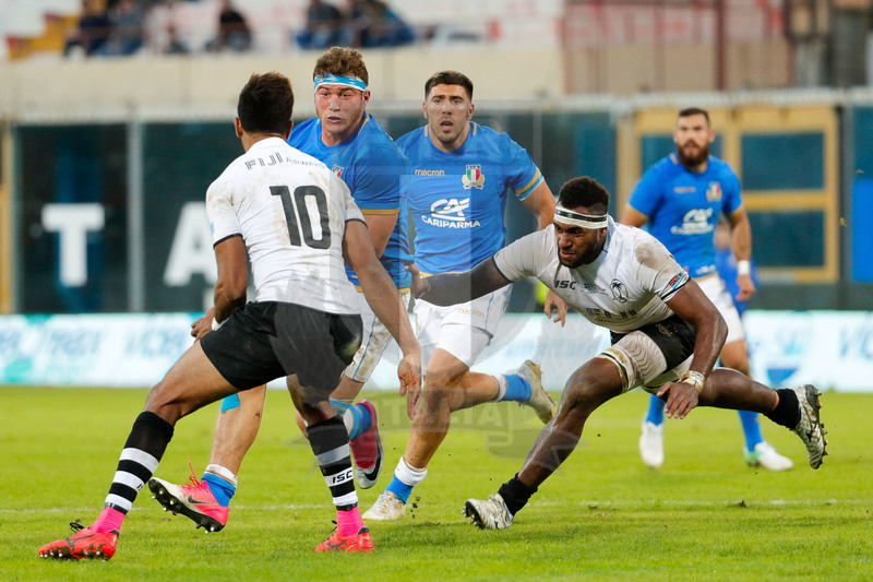 Credit Agricole Cariparma Test Match 2017, Catania, Stadio Massimino, 11-11-2017, Italia v Fiji. Giovanni Licata, inseguito da Semi Kunatani, attacca Ben Volavola. Foto: Roberto Bregani / Fotosportit