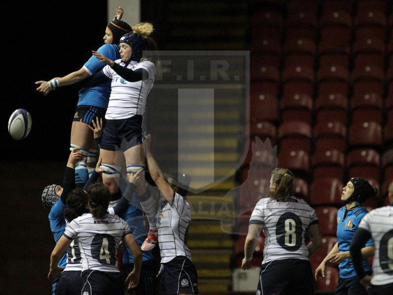 RBS Sei Nazioni 2017, Cumbernauld, Broadwood Stadium 17/03/2017 Scozia Donne v Italia Donne, touche contesa con Isabella Locatelli. Foto Daniele Resini/Fotosportit