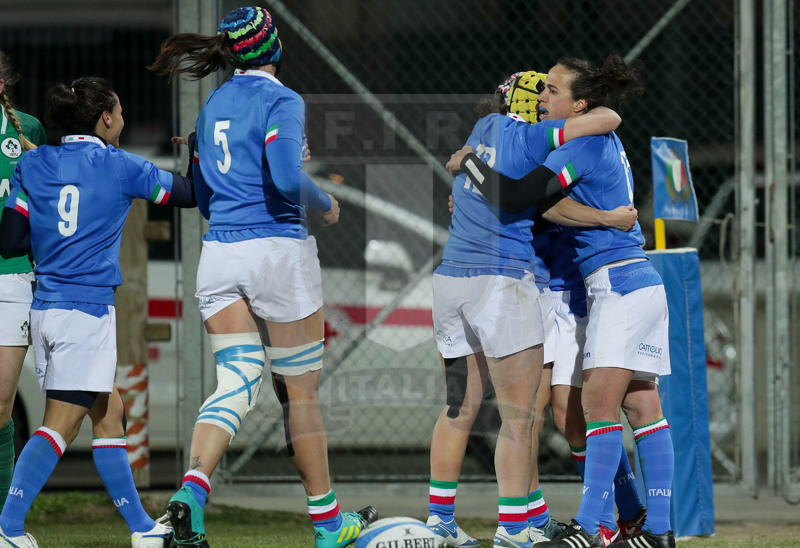 Guinness Sei Nazioni 2019 Donne, Round 3, Parma, Stadio Lanfranchi, 23/02/2019, Italia Donne v Irlanda Donne. Beatrice Rigoni e Sara Barattin festeggiano Sofia Stefan. Foto Roberto Bregani/Fotosportit